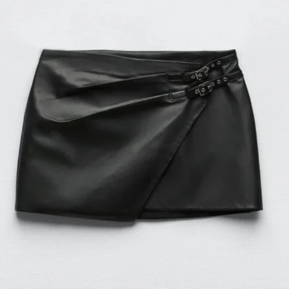 ZARA BLACK FAUX LEATHER MINI SKIRT WITH SLIT * NEW * - Picture 2 of 8